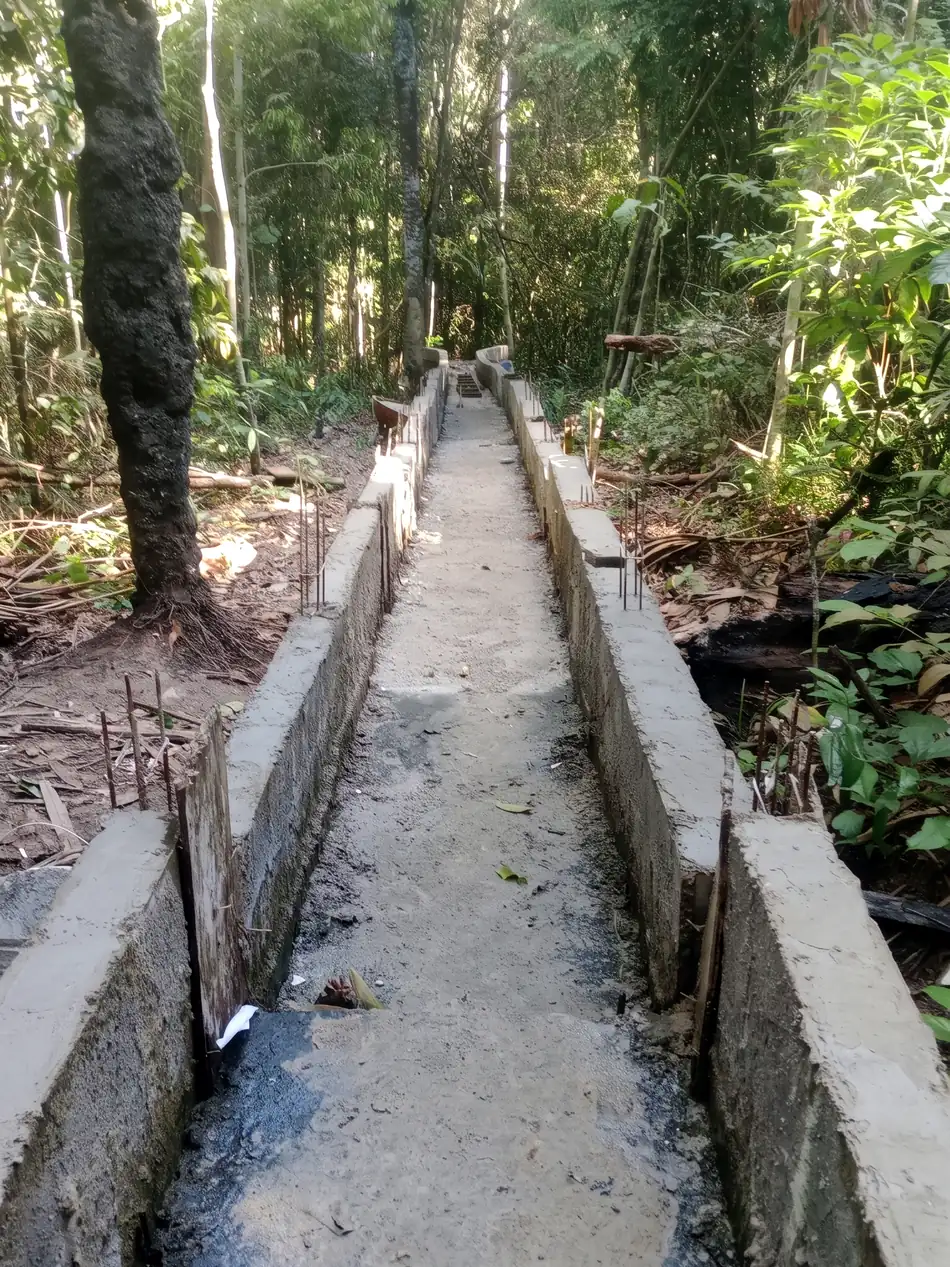 Canaleta de concreto para escoamento pluvial executada em linha dentro da planta
