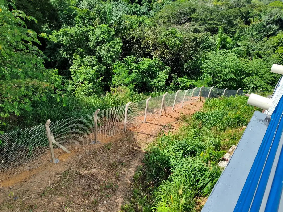 Mourões e pilares de concreto cravados ao longo do perímetro da planta industrial