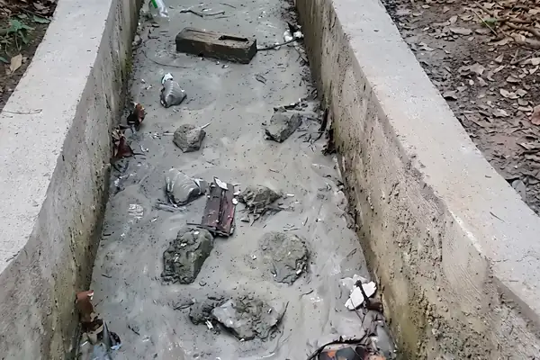 Concretagem da canaleta de drenagem pluvial em execução